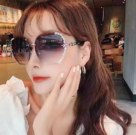 Lunettes de soleil tendance pour femmes modernes - LYXIUS